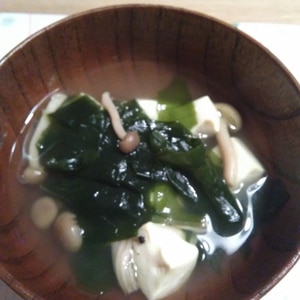 わかめ・豆腐・しめじの中華風スープ